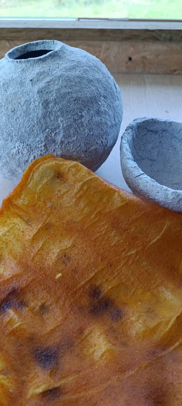 Vasos e peças em papel — papier-mâché e papel de fibras